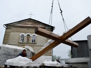 Через Полтаву пролягла хресна дорога: встановили хрест єднання (ФОТО)