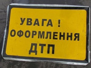 ДТП у Полтаві: автомобіль «Ауді» в’їхав в електроопору й зайнявся (доповнено)