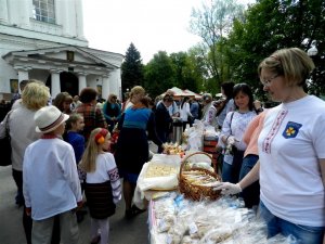 Ярмарок у Полтаві: відвідувачів вчили писанкарству та готувати галушки (ФОТО, ВІДЕО)