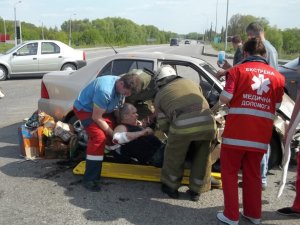 Фото: На Полтавщині не розминулись мікроавтобус з легковиком: є постраждалі