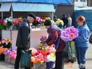 Які квіти полтавці нестимуть в поминальні дні на кладовище (ВІДЕО)