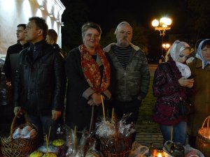 Фото: На Великдень полтавці зібралися на божественну літургію та освятили паски (ФОТО)