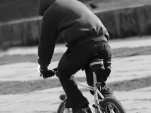 Фото: У Пирятині злодій вкрав велосипед із під’їзду і поїхав на ньому додому