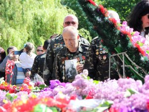 Полтавці у День перемоги прийшли на покладання квітів із портретами близьких і друзів (ФОТО)