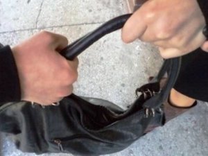 Фото: У Полтаві грабіжник вирвав у жінки сумку з грішми і телефоном