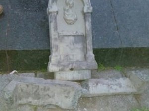 Фото: У Полтаві розбили табличку біля пам'ятника Небесній Сотні (оновлено)