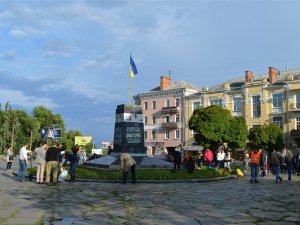 Громада і влада спільно прикрасили клумбу навколо меморіалу Героям Небесної сотні (ФОТО)