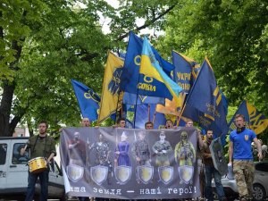 Фото: У Полтаві відбувся марш до Дня героїв України