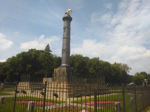 Фото: З монументу Слави у Полтаві знову зникли прапори та банер (фотофакт)