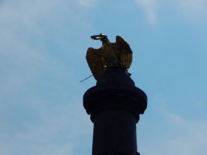 Активісти пов’язують зникнення символіки з монумента Слави в Полтаві з судом над Марком Чаусом (фото)