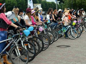 По Полтаві на велосипедах їздили дівчата у сукнях та капелюшках (фото)