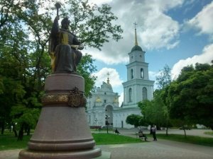 Фото: У Полтаві облили фарбою пам’ятник Мазепі (фото)