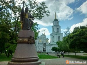 Фото: Пам’ятник Мазепі облили фарбою: звернення поліції до полтавців