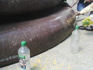 Фото: Полтавці відмивають пам'ятник Мазепі