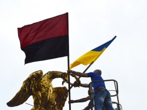 Фото: У Полтаві на монументі Слави відновили патріотичну символіку (ФОТО)