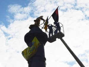 У Полтаві на монументі Слави відновили патріотичну символіку (ФОТО)