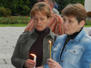 Фото: У Полтаві запалили свічки – вшанували полеглих в АТО 12 червня (ФОТО)