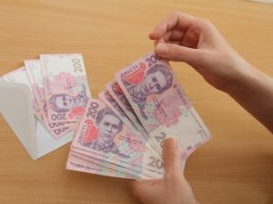 Фото: Українцям підняли зарплати і пенсії