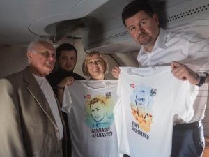 Фото: Політв'язні Солошенко та Афанасьєв летять додому