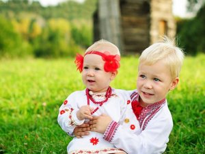 Фото: У Полтаві дітям, батьки яких загинули в АТО, подарують вишиванки і книги