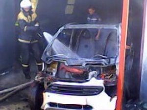 Фото: На Полтавщині чоловік, рятуючи своє авто від вогню, отримав опіки
