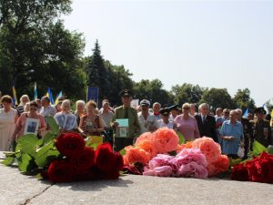 Фото: Комуністичний прапор і георгіївська стрічка: у Полтаві вшанували жертв війни (ФОТО)