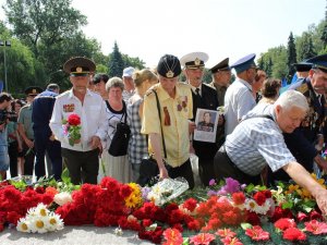 Комуністичний прапор і георгіївська стрічка: у Полтаві вшанували жертв війни (ФОТО)