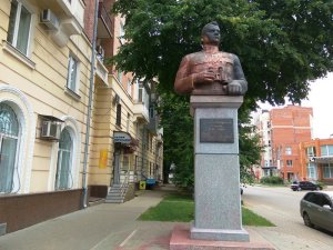 Фото: Пам'ятник Ватутіну у Полтаві відмили від фарби (фотофакт)