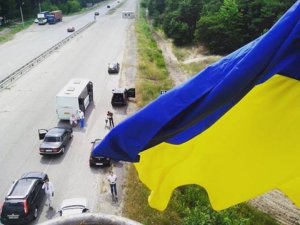 Фото: На в’їздах до Полтави встановили щогли з прапорами України