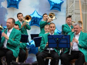 Мешканців Полтави привітав зі святом оркестр (ФОТО)