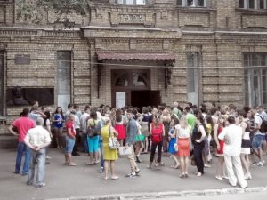 Фото: Вступні муки, або Як воно – здавати документи в перші дні роботи приймальних комісій