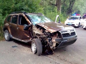 Фото: ДТП у Полтаві: від зіткнення з деревом постраждало двоє людей (ФОТО)