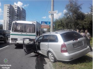Фото: У Полтаві легковик зіштовхнувся з автобусом: є травмований (ФОТО)