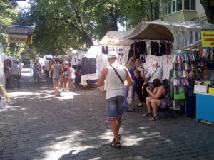 Шкільний ярмарок в центрі Полтави: товар є, покупців катма