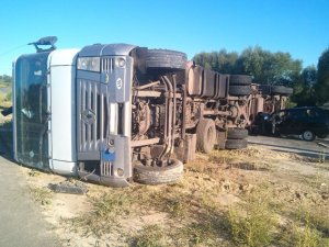 На Полтавщині перекинулась вантажівка: у ДТП постраждали четверо людей