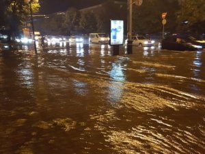 Фото: Негода у Полтаві затопила та залишила без електроенергії вулиці