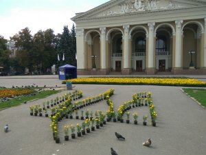 Фото: В центрі Полтави склали великий прапор України з петуній і чорнобривців