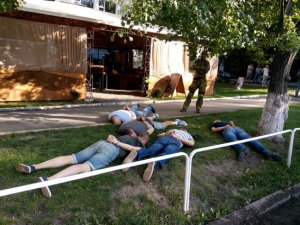 Фото: У Полтаві затримали п’ятьох чоловіків за вимагання