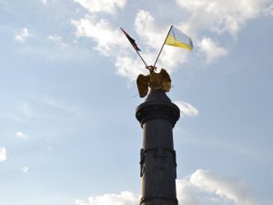 Фото: Активісти встановили прапори на монумент Слави у Полтаві без допомоги автовишки