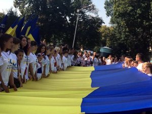 Фото: У Полтаві урочисто підняли прапор України