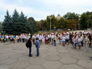 Фото: У Полтаві утворили «живий тризуб» (оновлено: фото та відео)