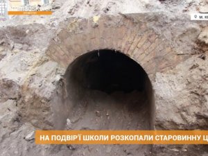 На подвір’ї школи у Кременчуці розкопали старовинну церкву (ВІДЕО)