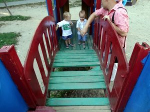 Дитячий майданчик у Сонячному парку Полтави: хто відповість за бардак