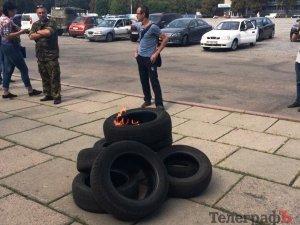 Фото: Біля Кременчуцької міської ради атовці підпалили шини (ФОТО)