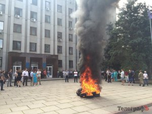 Біля Кременчуцької міської ради атовці підпалили шини (ФОТО)
