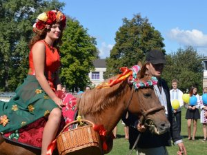 Фото: У Глобиному на Полтавщині першокласників вітала Осінь на коні