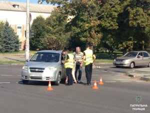 Фото: Полтавські патрульні оштрафували водія, який не пропустив пішохода