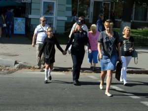 У Полтаві поліцейські та маленька дівчинка вчили городян переходити вулицю (ФОТО, ВІДЕО)