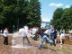 Фото: Полтавські випускники обливалися водою із фонтана