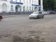 Фото: Як залатали яму біля Полтавської мерії після того, як туди вскочило авто